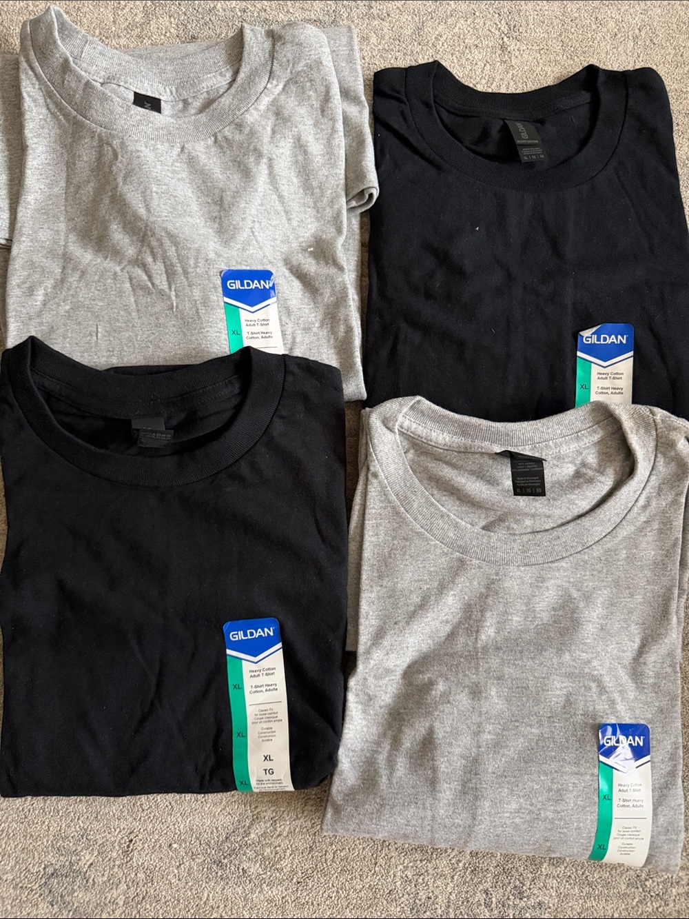 Men’s Gildan tee shirts
Size XL
Color:2- gray, 2-black
NWT
Lot of 4